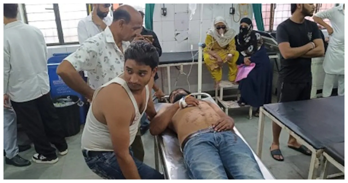 স্ত্রীর ছুরিকাঘাতে আহত স্বামী। ছবি: এনডিটিভি